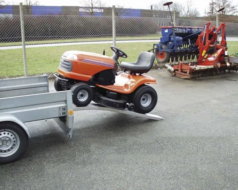 Autentický Hobby nájezdy obloukové pro zahradní traktůrky a sekačky, 1 pár, délka 1.492 mm, nosnost 600 kg