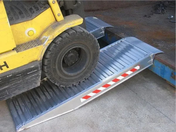 Krátké hliníkové nájezdy na kontejner, kontejnerové nájezdy, 1 pár, délka 1 m, výška profilu 136 mm, nosnost 6.000 kg Výprodej