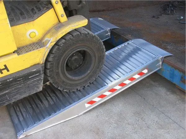 Krátké hliníkové nájezdy na kontejner, kontejnerové nájezdy, 1 pár, délka 1 m, výška profilu 150 mm, nosnost 8.000 kg Výprodej
