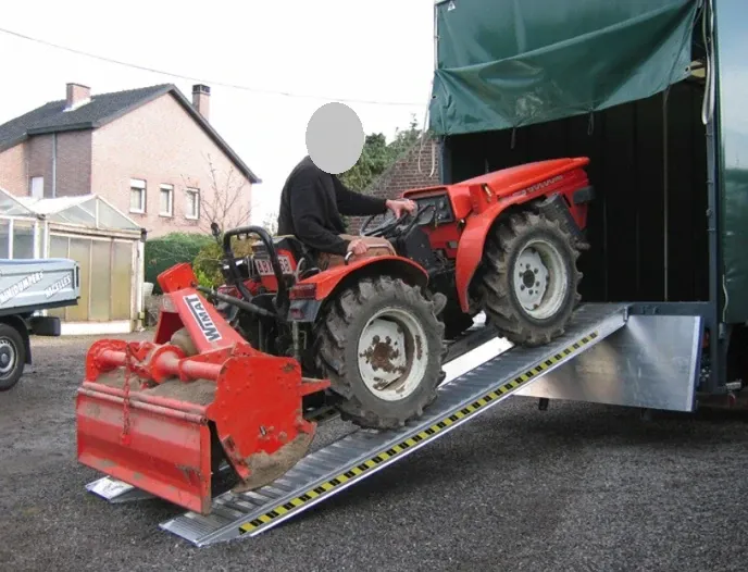Hliníkové nájezdy, 1 pár, délka 2,5 m, výška profilu 78 mm, nosnost 2.700 kg, LOTUS Dokud Zásoby Vydrží